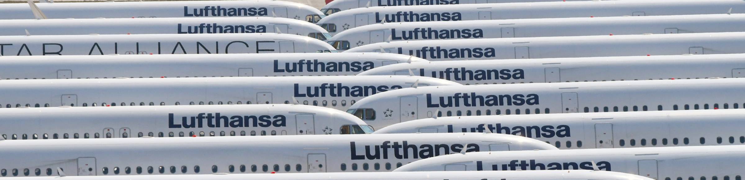 Krisenbedingt stillgelegte Passagierflugzeuge der Fluggesellschaft Lufthansa auf der Parkposition - Abstellfläche auf dem Flughafen BER in Schönefeld im Bundesland Brandenburg, Deutschland