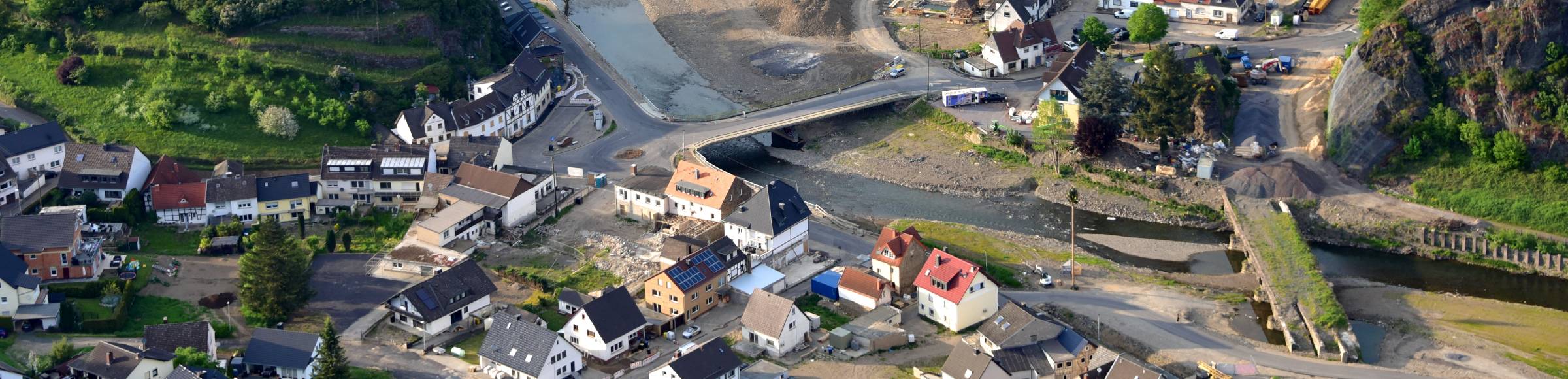 Hochwasserschäden der Flutkatastrophe am Flußverlauf der Ahr in Altenahr im Bundesland Rheinland-Pfalz, Deutschland